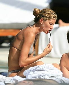 Sexy supermodel Gisele Bundchen bikini pic