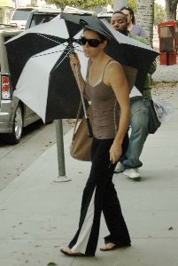 Jessica Biel pictures fighting off the paparazzi with her umbrella