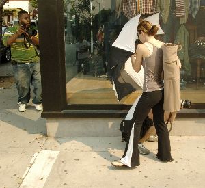 Jessica Biel pictures fighting off the paparazzi with her umbrella