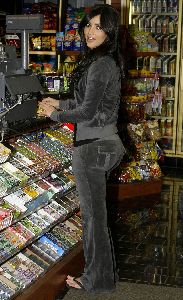 Sexy Kim Kardashian Grocery shopping picture in Los Angeles on November 16th 2007