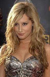 Ashley Tisdale pics at the 2007 American Music Awards