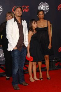 Justin Chambers pictures with his wife and daugther at 2007 American Music Awards