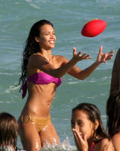 Sexy Jessica Alba bikini pic while at Miami beach on January 1st 2007