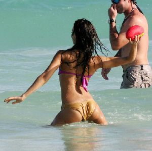 Sexy Jessica Alba bikini pic while at Miami beach on January 1st 2007