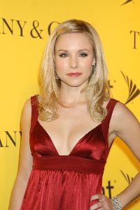 Sexy Kristen Bell red dress cleavage pics