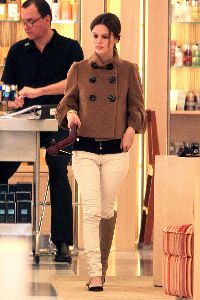 Rachel Bilson pictures do some shopping