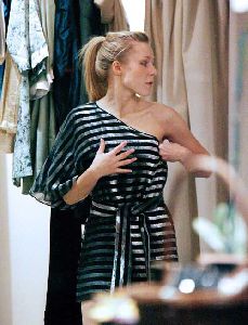 Kristen Bell pictures trying some cloth