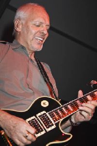 Vincent Kartheiser : Peter Frampton- Peter Frampton In Concert At 2008 Consumer Electronics Show0