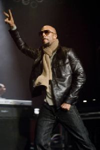 Common : Common- Common and Office Perform For The  Dare to Dream  Effort5