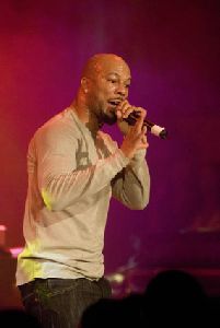 Common : Common- Common and Office Perform For The  Dare to Dream  Effort3