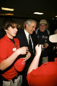 Ron Paul : Ron Paul- Ron Paul Visits Peter Piper Pizza2