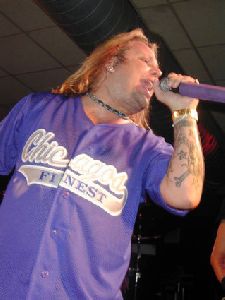 Vince Neil : Vince Neil In Concert At The Cubby Bear4