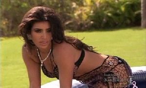 Kim Kardashian : Kim Kardashian19