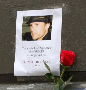 Heath Ledger : Atmosphere- Heath Ledger Memorial at His Manhattan Apartment10