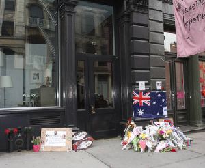 Heath Ledger : Atmosphere- Heath Ledger Memorial at His Manhattan Apartment4