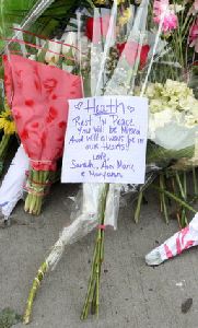 Heath Ledger : Atmosphere- Heath Ledger Memorial at His Manhattan Apartment1