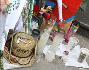 Heath Ledger : Atmosphere- Heath Ledger Memorial at His Manhattan Apartment2