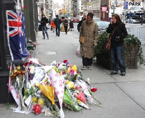 Heath Ledger : Atmosphere- Heath Ledger Memorial at His Manhattan Apartment3