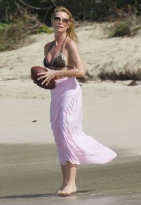 Nicollette Sheridan : football in bikini10