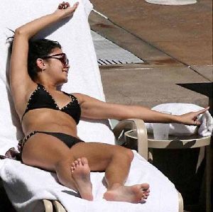 Vanessa Hudgens : vh blackbikini1