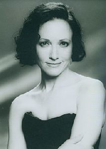 Bebe Neuwirth : bebe neuwirth6