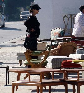 Jessica Alba looking at vintage furniture in Hollywood on February 12th 2008