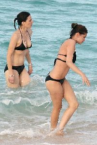 Laetitia Casta : laeticia-casta-bikini-1-05