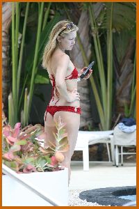 Kate Hudson : Kate Hudson in red thong bikini in Miami14 47cd3a6002280