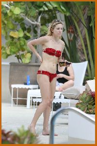 Kate Hudson : Kate Hudson in red thong bikini in Miami13 47cd3a6000723