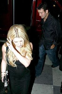 Tony Romo : tony-romo-dating-jessica-simpson 290x433