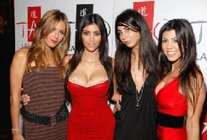 Kim Kardashian : kim-kardashian-courtenay-semel 472x318