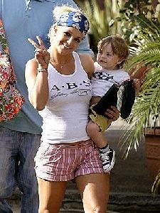 Britney Spears and her son Sean Preston Federline together in hawaii on February 23rd, 2006