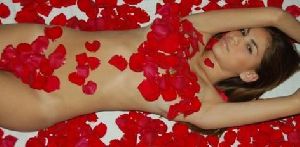 Antonella Barba : antonella-barba-nude-with-flowers 472x232