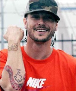 Kevin Federline : kevin-federline-a-class-act 326x387