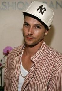 Kevin Federline : your-hat-is-on-crooked 259x379