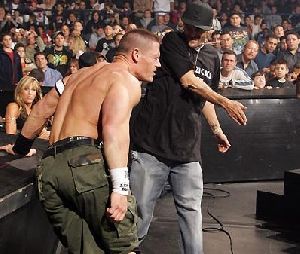 Kevin Federline : k-fed-pimp-slaps-john-cena 398x337