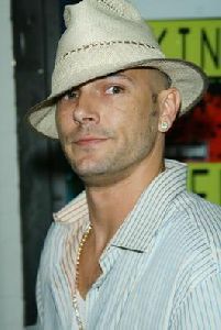 Kevin Federline : fedex-photo 265x395