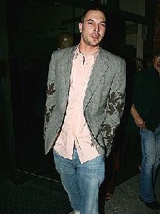 Kevin Federline : k-fed-is-a-douche 300x400