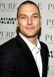 Kevin Federline : the-fedex-man 290x413