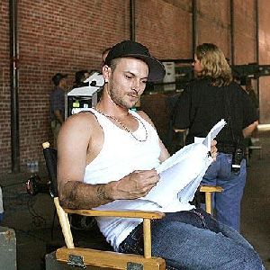 Kevin Federline : k-fed-reads 400x400