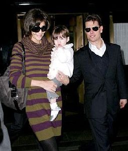 Suri Cruise : the-tomkat-clan 290x341