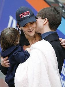 Suri Cruise : tomkat-family-love 300x400