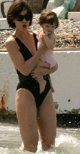 Suri Cruise : katie-holmes-suri-cruise-all-wet 258x493