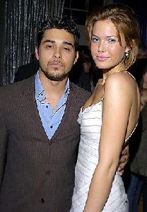 Wilmer Valderrama : mandy-moore-wilmer-valderrama 290x417