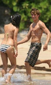 Vanessa Hudgens : zanessa-splashes 287x477