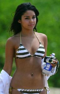 Vanessa Hudgens : vanessa-hudgens-bikini-photo 472x736