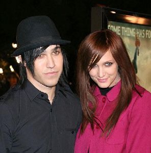 Pete Wentz : ashlee-simpson-and-pete-wentz 445x450