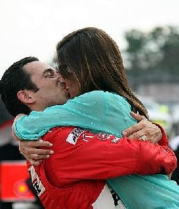 Helio Castroneves : helio-castroneves-aliette-vazquez 343x399