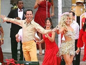 Helio Castroneves : julianne-hough-and-helio-castroneves 400x300