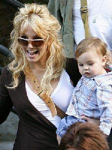 Sean Preston Federline : britney-and-sean-preston-out-and-about 300x400